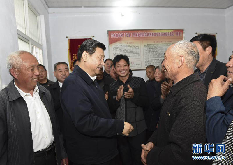 3月17日至18日，中共中央總書記、國家主席、中央軍委主席習近平在河南省蘭考縣調研指導黨的群眾路線教育實踐活動。這是3月17日，習近平在東壩頭鄉張莊村村委會與干部群眾交流。 新華社記者李學仁攝