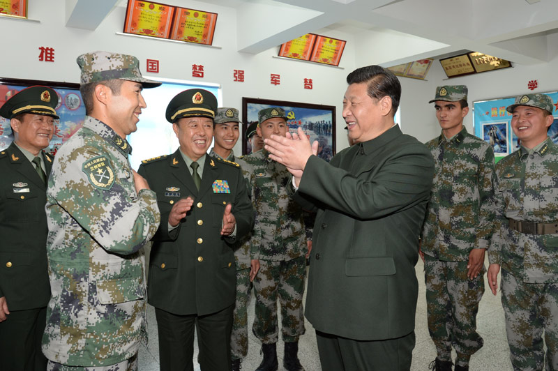 4月27日下午，習近平在新疆軍區某部民族6連對官兵們用戰斗歌曲抒發衛國豪情鼓掌稱贊。新華社（李剛 攝）