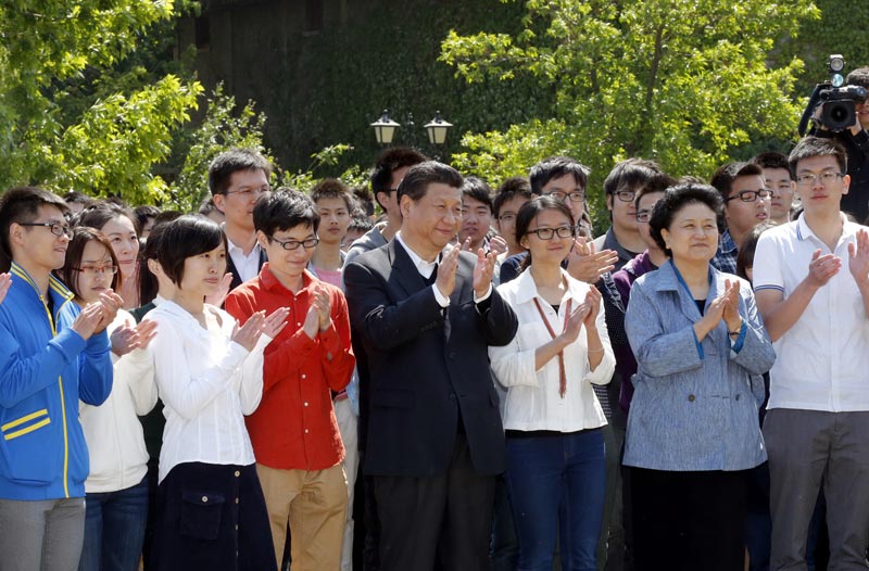 5月4日，中共中央總書記、國家主席、中央軍委主席習近平在北京大學考察。這是習近平在校園觀看北大師生紀念五四運動95周年青春詩會。新華社記者鞠鵬攝