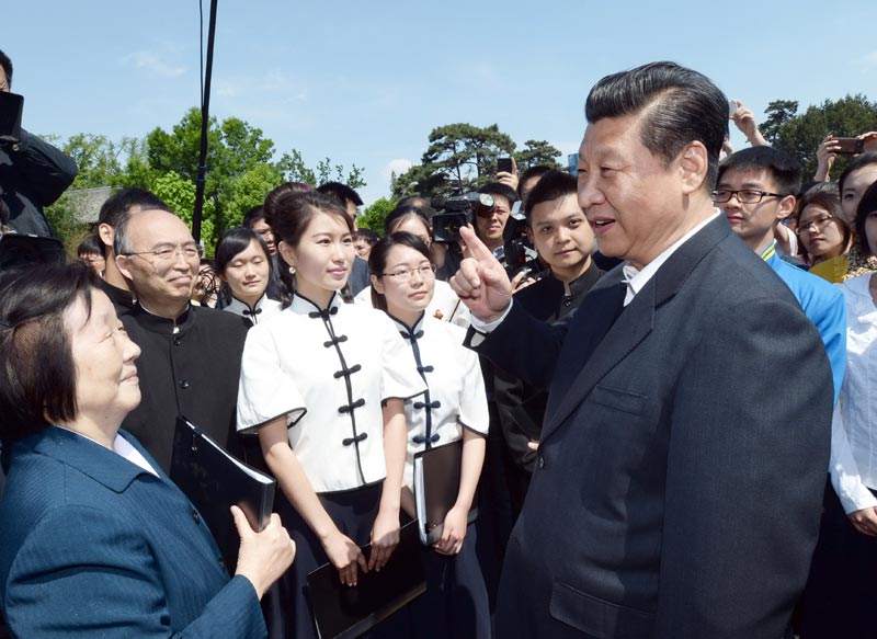 5月4日，中共中央總書記、國家主席、中央軍委主席習近平在北京大學考察。這是習近平在校園觀看北大師生紀念五四運動95周年青春詩會時同朗誦者親切交談。新華社記者馬佔成攝