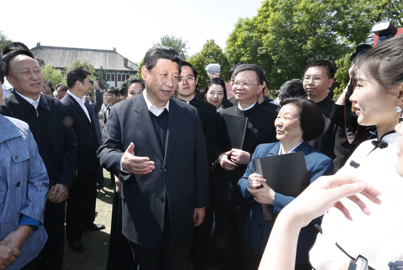 5月4日，中共中央總書記、國家主席、中央軍委主席習近平在北京大學考察。這是習近平在校園觀看北大師生紀念五四運動95周年青春詩會時同朗誦者親切交談。新華社記者鞠鵬攝