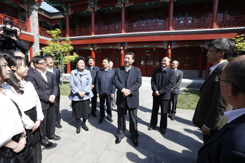 5月4日，中共中央總書記、國家主席、中央軍委主席習近平在北京大學考察。這是習近平在人文學苑同師生們交流。 新華社記者鞠鵬攝
