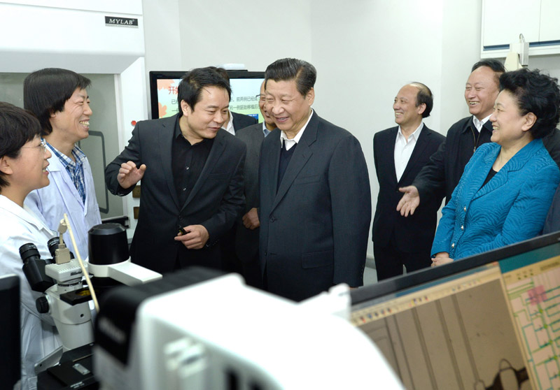 5月4日，中共中央總書記、國家主席、中央軍委主席習近平在北京大學考察。這是習近平在生物動態光學成像中心了解癌癥早期診斷研究應用情況。新華社記者馬佔成攝