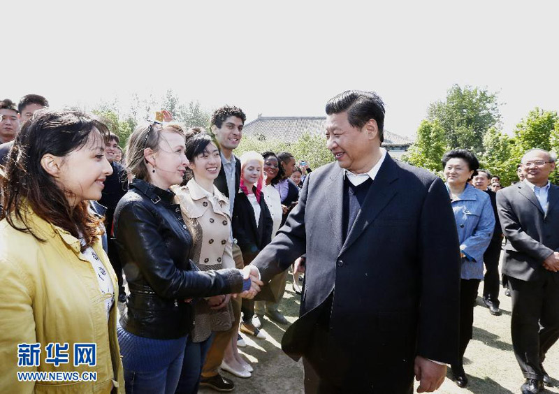 5月4日，中共中央總書記、國家主席、中央軍委主席習近平在北京大學考察。這是習近平在北大校園同留學生親切交談。 新華社記者鞠鵬攝