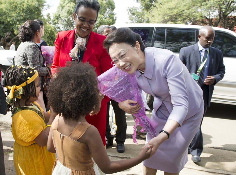 5月5日，李克強總理夫人程虹在埃塞俄比亞總理夫人羅曼·塔斯法耶的陪同下參觀亞的斯亞貝巴大學，觀摩漢語授課，與學生們交流，觀看學生們的中國文化才藝展示，還捐贈了書籍、計算機等物品。程虹說，你們是文化的紐帶，感謝你們對中國人民的情誼。你們對中國文化的熱愛感動了我，也會感動中國人民。新華社記者 謝環馳 攝
