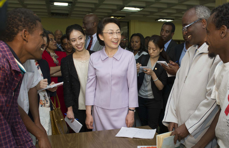 5月5日，李克強總理夫人程虹在埃塞俄比亞總理夫人羅曼·塔斯法耶的陪同下參觀亞的斯亞貝巴大學，觀摩漢語授課，與學生們交流，觀看學生們的中國文化才藝展示，還捐贈了書籍、計算機等物品。程虹說，你們是文化的紐帶，感謝你們對中國人民的情誼。你們對中國文化的熱愛感動了我，也會感動中國人民。新華社記者 謝環馳 攝