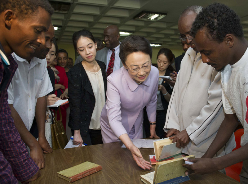 5月5日，李克強總理夫人程虹在埃塞俄比亞總理夫人羅曼·塔斯法耶的陪同下參觀亞的斯亞貝巴大學，觀摩漢語授課，與學生們交流，觀看學生們的中國文化才藝展示，還捐贈了書籍、計算機等物品。程虹說，你們是文化的紐帶，感謝你們對中國人民的情誼。你們對中國文化的熱愛感動了我，也會感動中國人民。新華社記者 謝環馳 攝