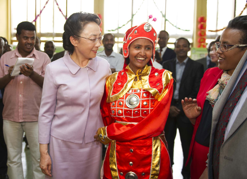 5月5日，李克強總理夫人程虹在埃塞俄比亞總理夫人羅曼·塔斯法耶的陪同下參觀亞的斯亞貝巴大學，觀摩漢語授課，與學生們交流，觀看學生們的中國文化才藝展示，還捐贈了書籍、計算機等物品。程虹說，你們是文化的紐帶，感謝你們對中國人民的情誼。你們對中國文化的熱愛感動了我，也會感動中國人民。新華社記者 謝環馳 攝