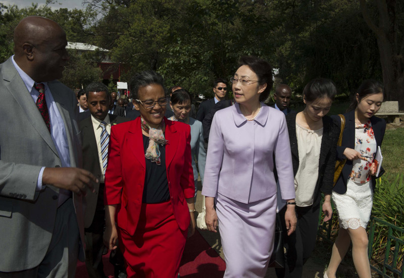 5月5日，李克強總理夫人程虹在埃塞俄比亞總理夫人羅曼·塔斯法耶的陪同下參觀亞的斯亞貝巴大學，觀摩漢語授課，與學生們交流，觀看學生們的中國文化才藝展示，還捐贈了書籍、計算機等物品。程虹說，你們是文化的紐帶，感謝你們對中國人民的情誼。你們對中國文化的熱愛感動了我，也會感動中國人民。新華社記者 謝環馳 攝