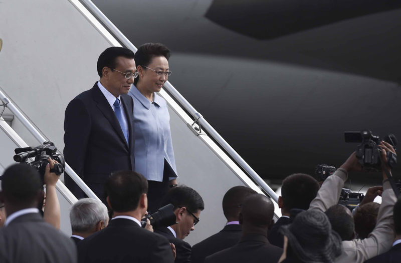 5月4日，中國國務院總理李克強乘專機抵達亞的斯亞貝巴，開始對埃塞俄比亞和非盟總部進行正式訪問。李克強總理夫人程虹同機抵達。 新華社記者李學仁攝