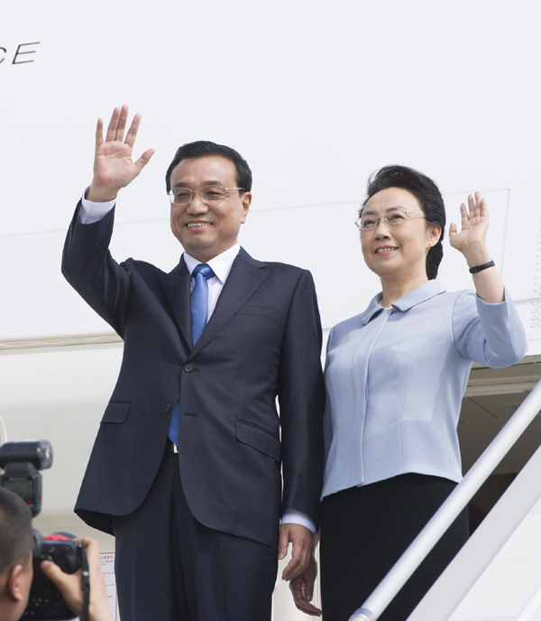 5月4日，中國國務院總理李克強乘專機抵達亞的斯亞貝巴，開始對埃塞俄比亞和非盟總部進行正式訪問。李克強總理夫人程虹同機抵達。 新華社記者謝環馳攝