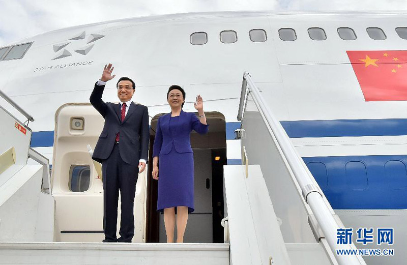5月6日，中國國務院總理李克強在圓滿結束對埃塞俄比亞和非盟總部的正式訪問后離開亞的斯亞貝巴。埃塞俄比亞總理海爾馬裡亞姆夫婦在機場為李克強夫婦舉行隆重的歡送儀式。這是李克強總理和夫人程虹向送行人群揮手告別。新華社記者 李濤 攝