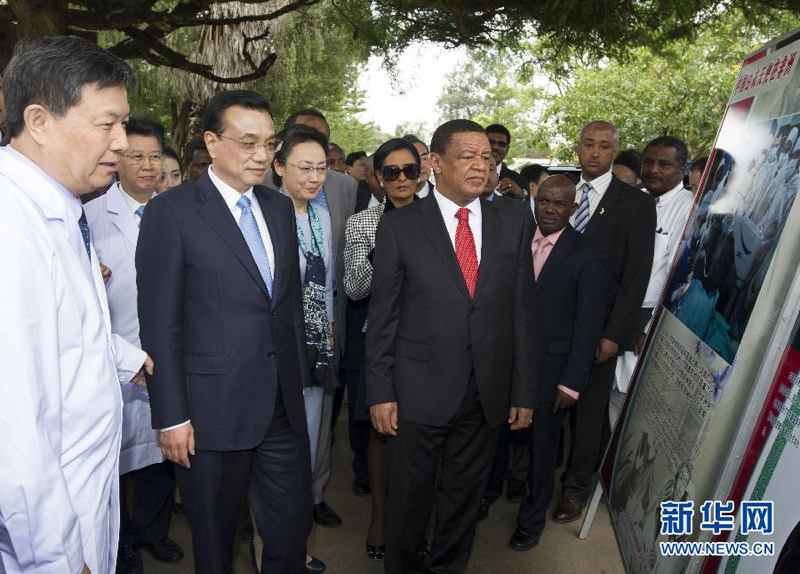 5月6日，中國國務院總理李克強與埃塞俄比亞總統穆拉圖一同來到亞的斯亞貝巴阿勒塔醫院，看望受益於中國免費白內障手術“光明行”活動的埃塞俄比亞患者。這是李克強在觀看“光明行”活動展板。 新華社記者謝環馳攝