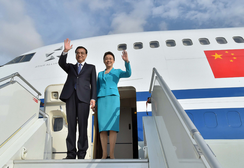 5月8日，應安哥拉總統多斯桑托斯邀請，中國國務院總理李克強乘專機抵達羅安達二月四日國際機場，開始對安哥拉進行正式訪問。李克強總理夫人程虹同機抵達。新華社記者 李濤 攝