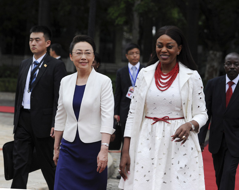 5月9日，中國國務院總理李克強在安哥拉總統府出席安總統多斯桑托斯舉行的歡迎儀式。這是李克強總理夫人程虹和多斯桑托斯總統夫人安娜出席歡迎儀式。新華社記者謝環馳攝