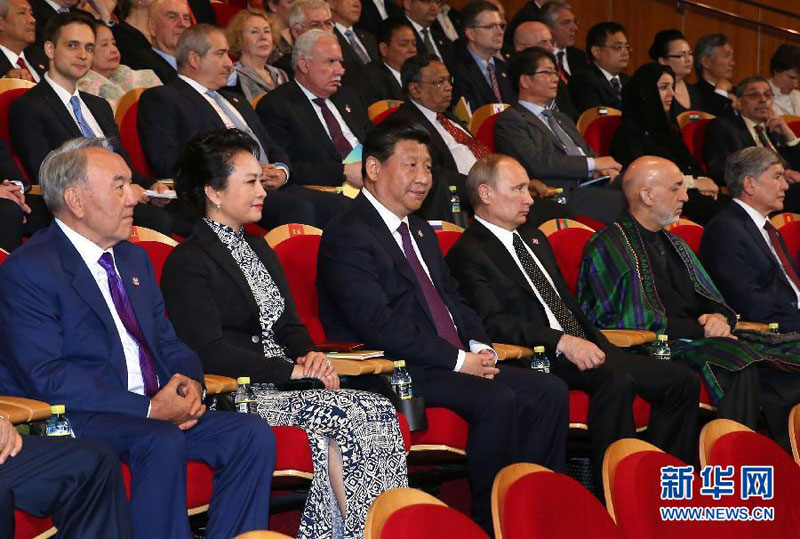 5月20日，國家主席習近平在上海國際會議中心舉行宴會，代表中國政府和人民，歡迎前來出席亞洲相互協作與信任措施會議第四次峰會的各國貴賓。歡迎宴會后，“團結和諧的亞洲－攜手向明天”－亞洲相互協作與信任措施會議第四次峰會文藝晚會在上海大劇院舉行。這是習近平和彭麗媛同與會各國貴賓共同觀看文藝晚會。新華社記者 龐興雷 攝