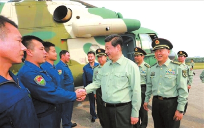 2013年5月22日下午，習近平來到第１３集團軍某陸航旅視察。（圖片來源：央視）