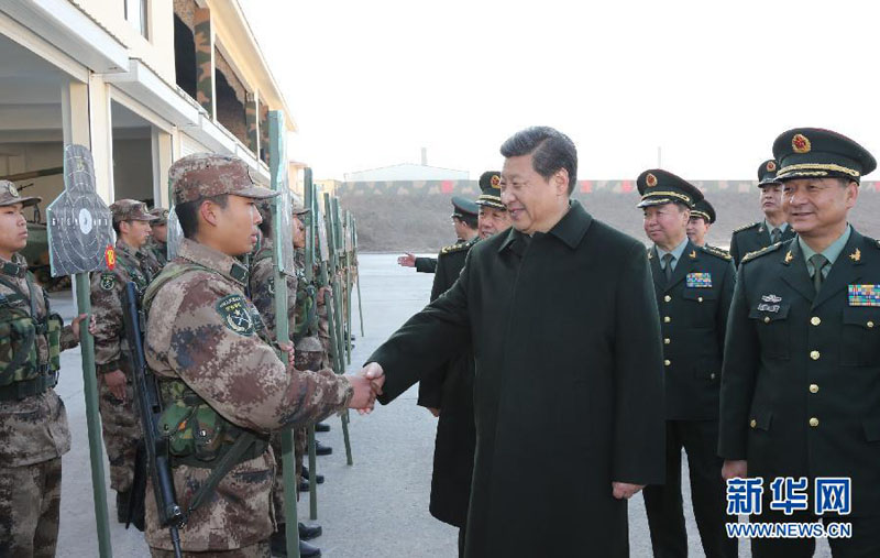 2013年11月28日，習近平視察濟南軍區部隊。李剛攝