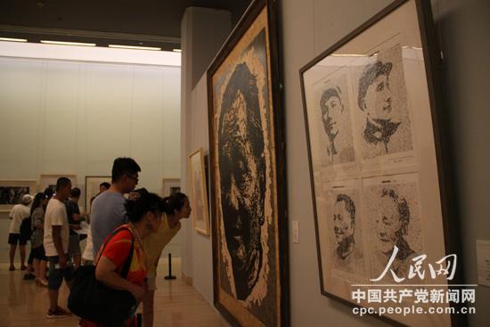 展廳內不少觀眾觀眾在觀看展覽。