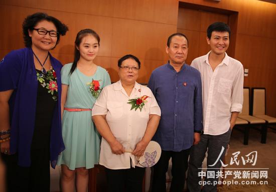 鄧林與《歷史轉折中的鄧小平》主演馬少驊、薩日娜等演員合影。