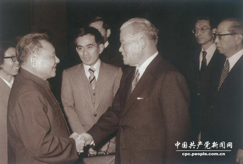 1979年，鄧小平會見日本首相大平正芳