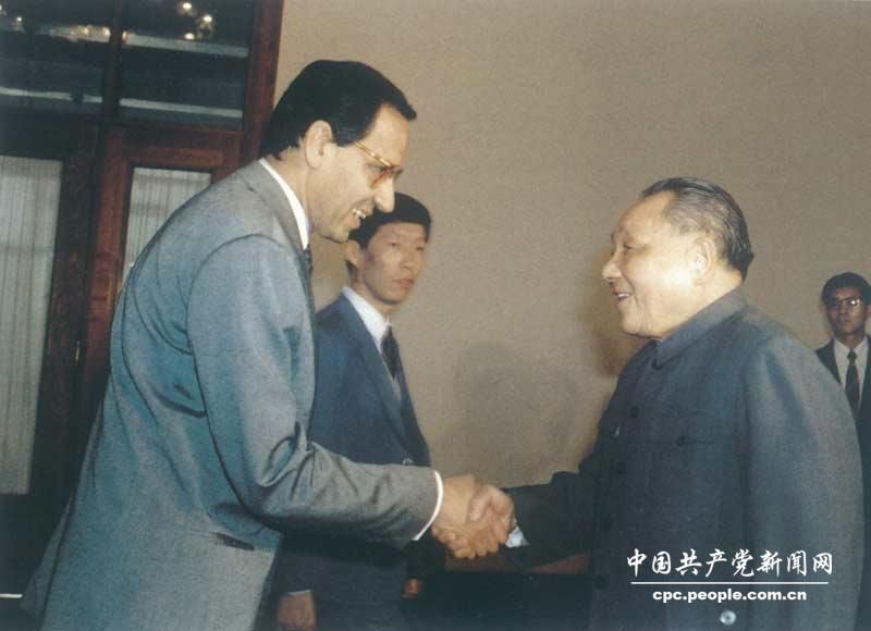 1987年，鄧小平會見西班牙工人社會黨副總書記、政府副首相格拉