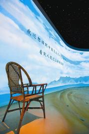 緬懷館緬懷廳內，小平同志在北戴河使用過多年的藤椅。