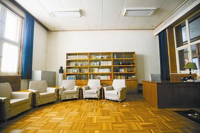 小平同志辦公室復制場景，簡單樸實。