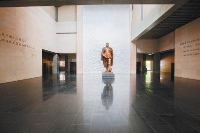 改陳后的陳列館序廳，是由鄧小平肖像圓雕和一幅浮雕壁畫組成，呈現小平同志從歷史的宏偉畫卷中闊步走來，展示出“山高、海闊、人為峰”的意境。