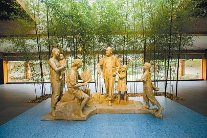 位於緬懷館序廳內的雕塑家李向群的作品《老鄉同庚》。