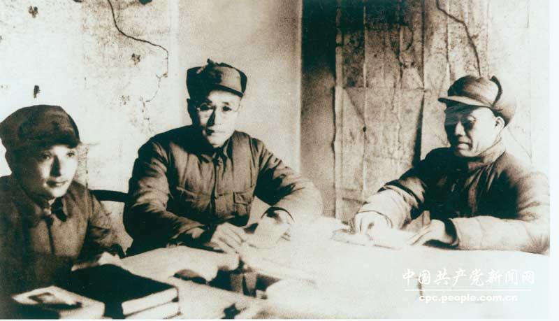 1938年鄧小平（左一）和朱德（左三）、劉伯承（左二）一起研究作戰計劃
