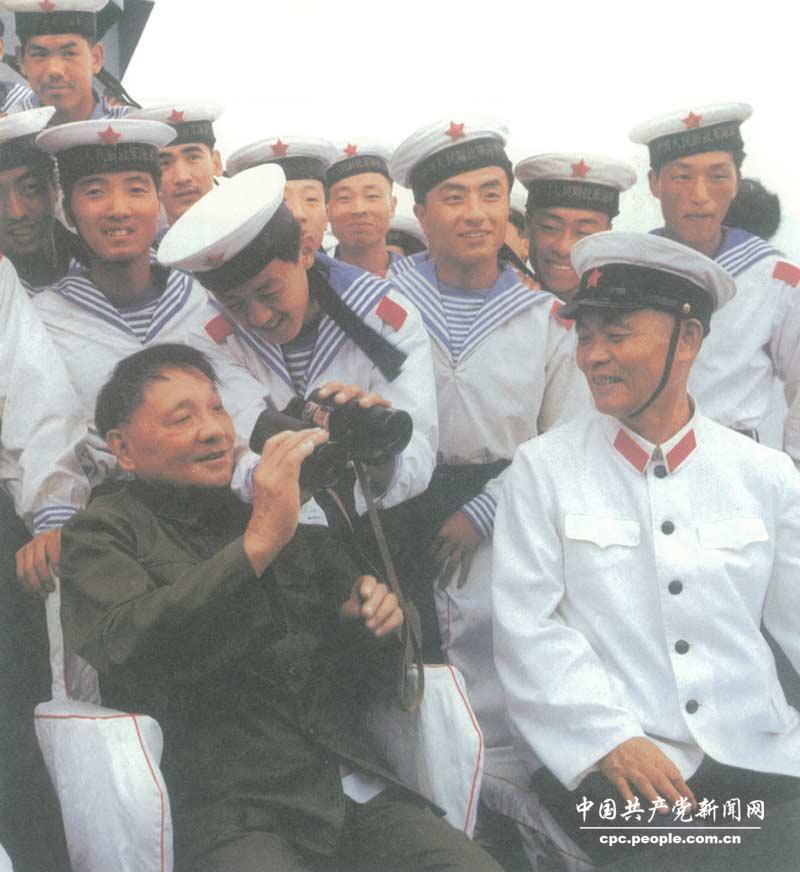 1979年8月2日，鄧小平在海軍北海艦隊視察時和艦艇指揮員在一起