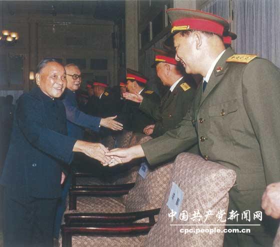 1988年9月，鄧小平與李先念等接見第一排被授予上將軍銜的17位將軍