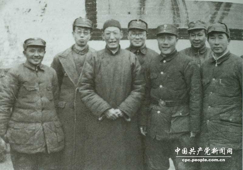 1946年2月，鄧小平（左一）、劉伯承（左四）、薄一波（右一）、楊秀峰（左二）、高樹勛（右三）與邯鄲戰役中被俘的國民黨軍第11戰區副司令官馬法五（著長衫者）合影