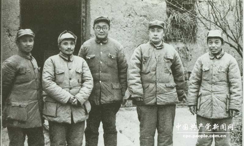1948年11月，中央軍委決定，組成由鄧小平任書記的五人總前委，統一領導和指揮中原、華東兩大野戰軍，舉行淮海戰役。（左起：粟裕、鄧小平、劉伯承、陳毅、譚震林）