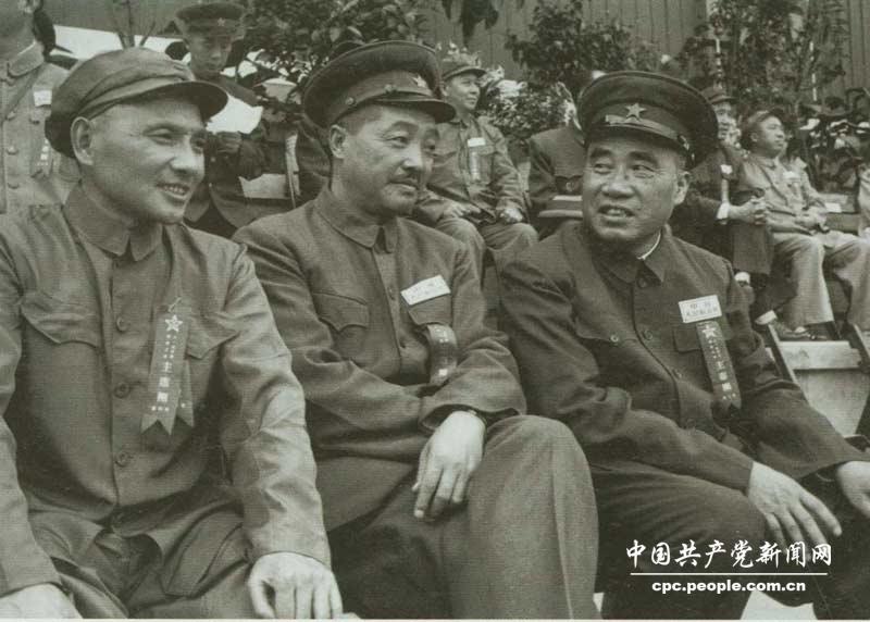1952年8月，人民解放軍建軍25周年，鄧小平和朱德、賀龍在全軍體育運動大會主席臺上