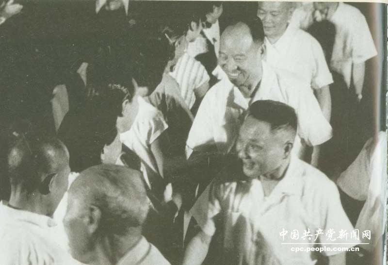 1965年建軍節，鄧小平等接見人民解放軍先進連隊和軍烈屬代表