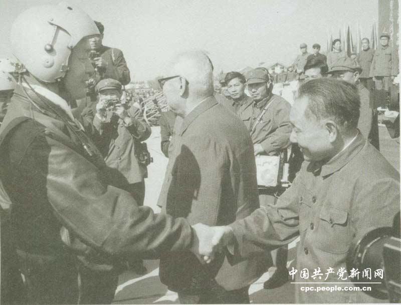 1978年10月，鄧小平觀看空軍部隊訓練表演后，同飛行員握手