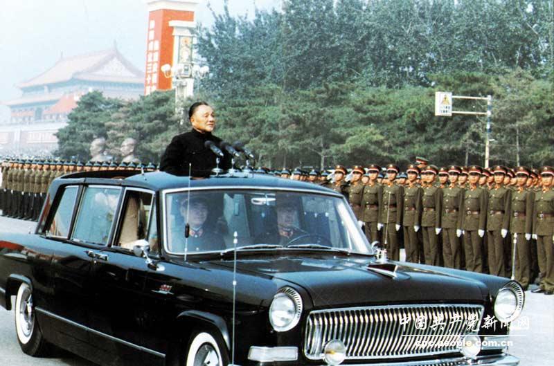 1984年10月1日，中華人民共和國建國35周年，鄧小平檢閱人民解放軍三軍部隊