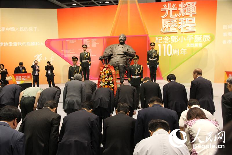 出席開幕式嘉賓向鄧小平紀念像贈送花環並鞠躬。（攝影：郭曉桐）
