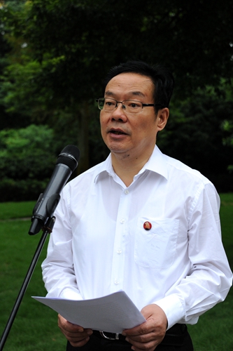 廣安市委書記侯曉春在獻花儀式上講話 人民網張藍兮攝