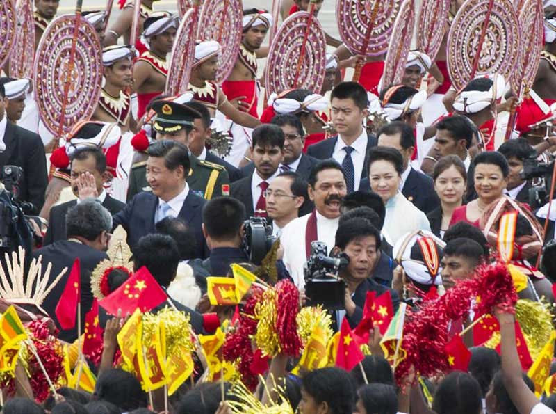 9月16日，國家主席習近平抵達科倫坡，開始對斯裡蘭卡進行國事訪問。在班達拉奈克國際機場，習近平和夫人彭麗媛受到拉賈帕克薩總統夫婦熱情迎接。新華社記者黃敬文攝