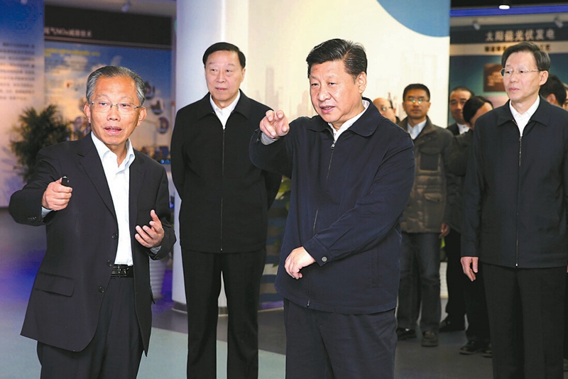 習近平在江蘇省產業技術研究院觀看成果演示，了解江蘇省推動科技體制改革和科技創新體系建設有關情況。 新華日報記者 於先雲攝