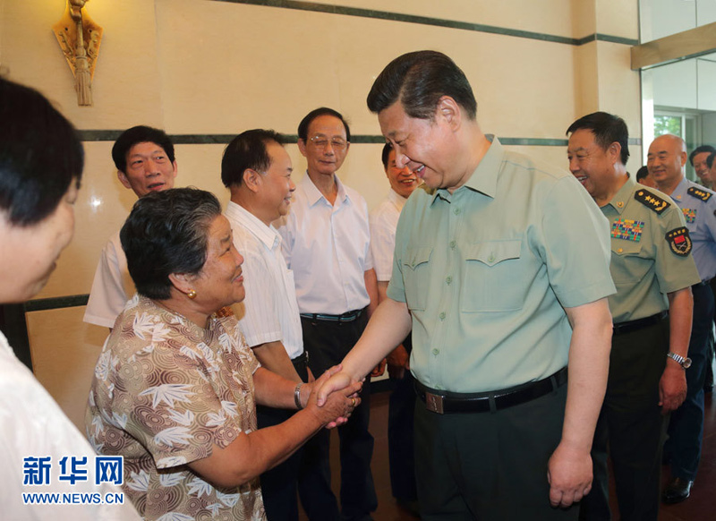 八一建軍節到來之際，中共中央總書記、國家主席、中央軍委主席習近平來到福建，親切看望慰問部隊官兵和雙擁模范代表，代表黨中央、中央軍委向解放軍指戰員、武警部隊官兵、民兵預備役人員致以誠摯的問候和節日的祝賀。這是7月30日，習近平與福建雙擁模范代表親切交談。 新華社記者李剛攝