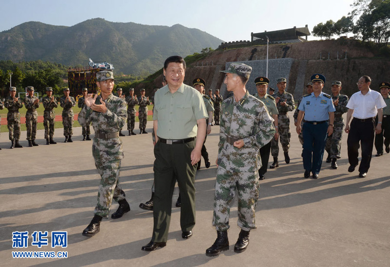 八一建軍節到來之際，中共中央總書記、國家主席、中央軍委主席習近平來到福建，親切看望慰問部隊官兵和雙擁模范代表，代表黨中央、中央軍委向解放軍指戰員、武警部隊官兵、民兵預備役人員致以誠摯的問候和節日的祝賀。這是7月30日，習近平看望慰問第31集團軍某師官兵。 新華社記者李剛攝