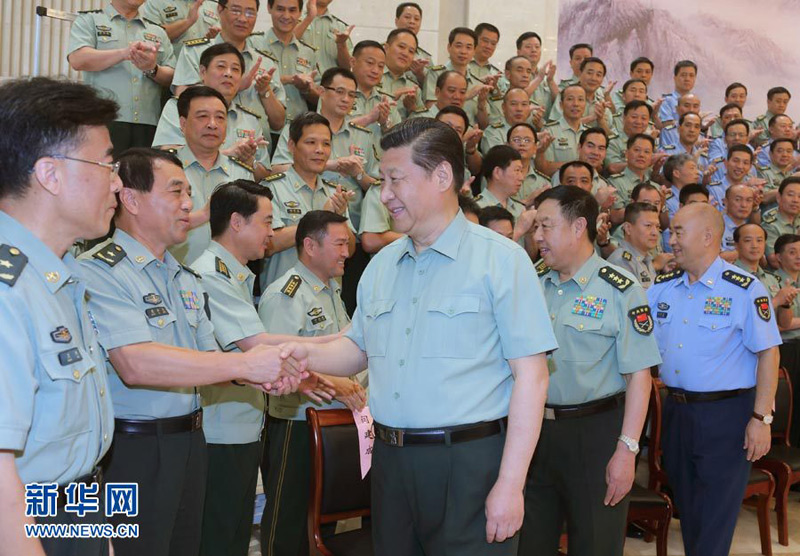 八一建軍節到來之際，中共中央總書記、國家主席、中央軍委主席習近平來到福建，親切看望慰問部隊官兵和雙擁模范代表，代表黨中央、中央軍委向解放軍指戰員、武警部隊官兵、民兵預備役人員致以誠摯的問候和節日的祝賀。這是7月30日，習近平親切接見駐福州部隊師以上領導干部。 新華社記者李剛攝