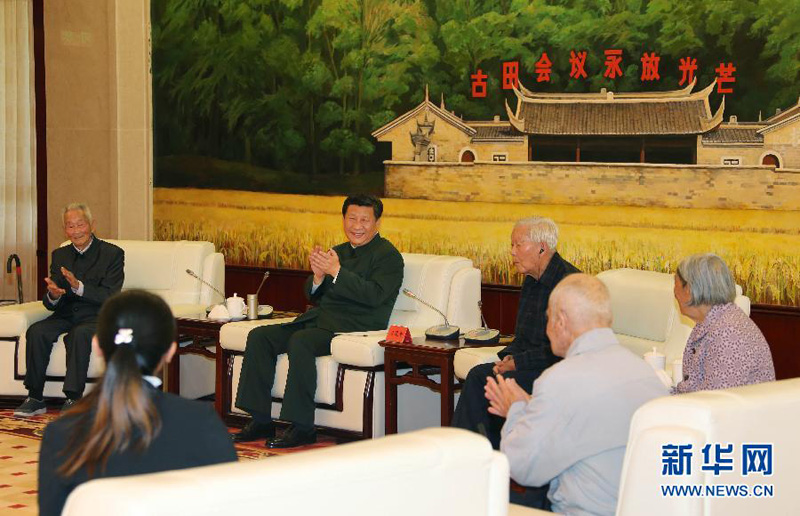 2014年10月31日，中共中央總書記、國家主席、中央軍委主席習近平專程來到福建省上杭縣古田鎮，出席正在這裡召開的全軍政治工作會議。這是10月31日，習近平接見老紅軍、軍烈屬和“五老”同志代表。 新華社記者李剛攝