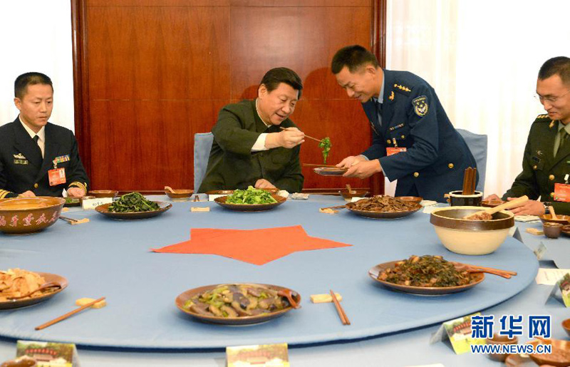 2014年10月31日，中共中央總書記、國家主席、中央軍委主席習近平專程來到福建省上杭縣古田鎮，出席正在這裡召開的全軍政治工作會議。這是10月31日，習近平同基層會議代表共進午餐、吃“紅軍飯”。 新華社記者李剛攝