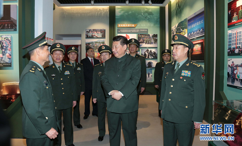 這是習近平參觀駐澳門部隊軍史館。新華社記者 李剛 攝