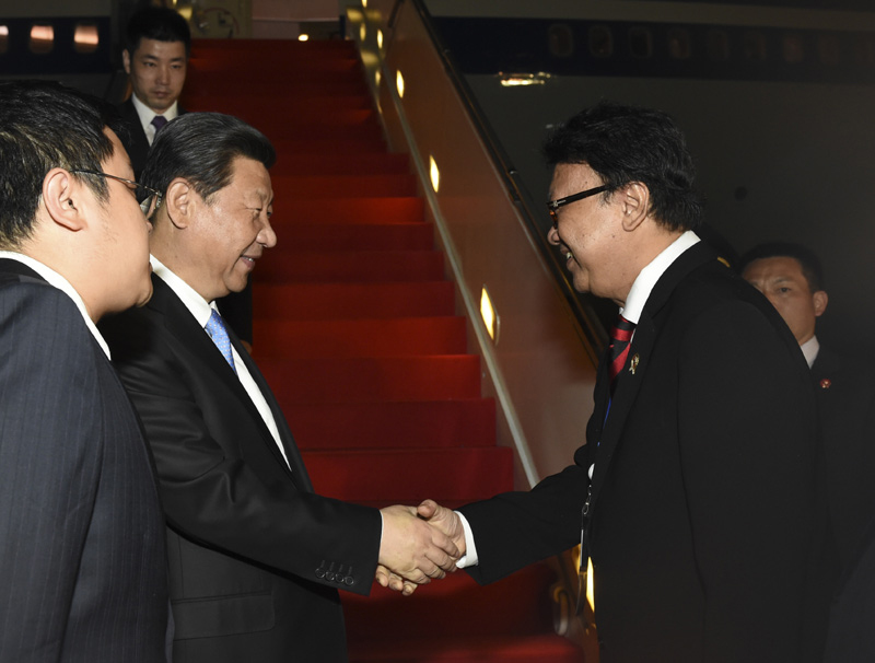 4月21日，國家主席習近平抵達印度尼西亞首都雅加達，應印度尼西亞共和國總統佐科邀請出席亞非領導人會議和萬隆會議60周年紀念活動。印度尼西亞內政部長庫莫羅和財政部長班邦代表印尼政府到機場迎接習近平主席一行。新華社記者 李學仁 攝
